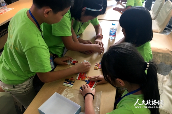 开展邮票拼图比赛