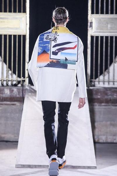 Raf Simons热衷于在他的男装作品中融入当代拼贴绘画和摄影作品的元素