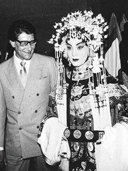 Yves Saint Laurent在上世纪八十年代初访问中国时与京剧表演艺术家在后台的合影