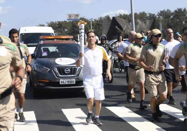 新华社照片，里约热内卢，2016年8月4日
    （里约奥运会）（1）奥运火炬继续在里约热内卢传递
    8月4日，83号火炬手361°总裁丁伍号在火炬传递中。
    当日，里约奥运会奥运火炬继续在里约热内卢传递。
    新华社记者武巍摄