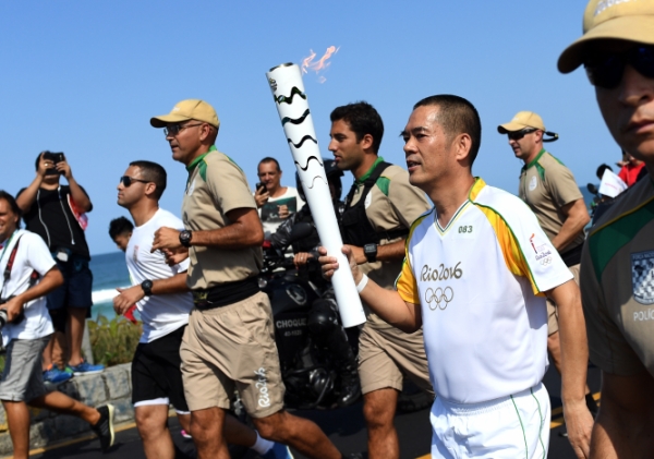 新华社照片，里约热内卢，2016年8月4日
    （里约奥运会）（2）奥运火炬继续在里约热内卢传递
     8月4日，83号火炬手361°总裁丁伍号在火炬传递中。
    当日，里约奥运会奥运火炬继续在里约热内卢传递。
    新华社记者程敏摄