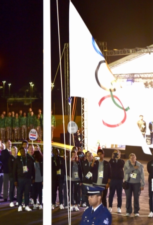 新华社照片，里约热内卢，2016年8月3日 
   （里约奥运会）（1）难民奥林匹克代表团举行升旗仪式
    8月3日，难民奥林匹克代表团成员参加升旗仪式。
    当日，奥运会历史上首次组建的难民奥林匹克代表团在里约奥运村举行升旗仪式。 
    新华社记者沈伯韩摄