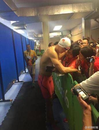 赛后拥抱女记者大哭