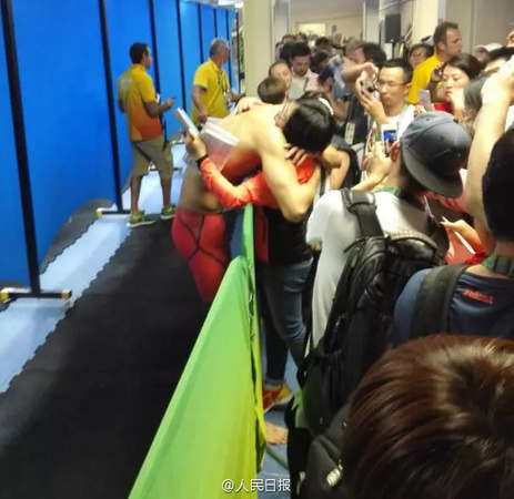 赛后拥抱女记者大哭2