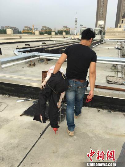 商家现自行对楼顶进行清理，移除了令人“恐怖”的长发人体模型?！∏蒯?摄