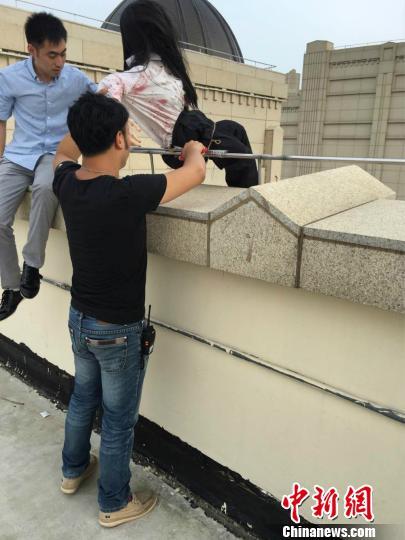 图为工作人员拆除披头散发的人体模型?！∏蒯?摄