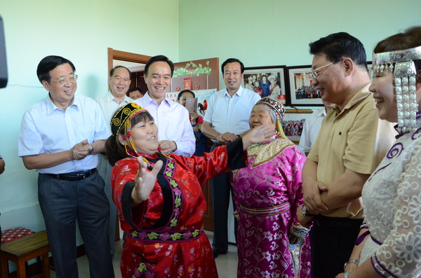 鄂伦春族妇女向政协委员们展示民族舞蹈