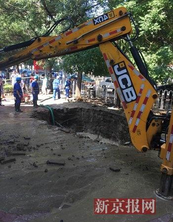 北京一自来水管道爆裂大水漫路 1000多住户停水