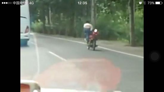 男子马路上骑摩托玩杂耍炫技 不慎摔落致死