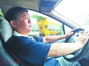 从钢铁工人转型成网约车司机的张师傅。