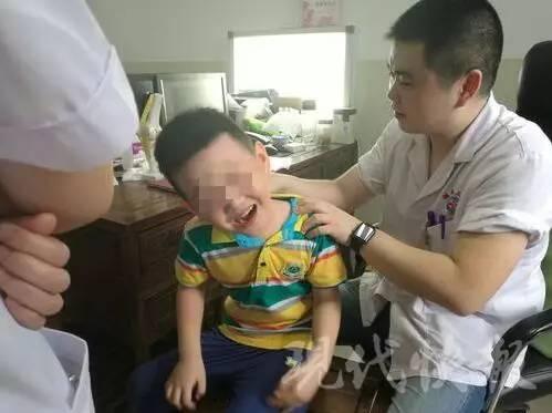 6岁男孩玩手机2小时脖子变歪 系错误姿势致损伤