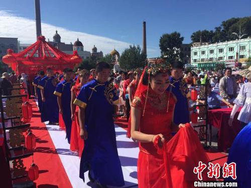 中俄50对新人在中俄界江举行中式婚礼过七夕
