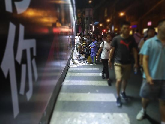 上海南京路小广告难禁:人日均万张 对讲机躲城管