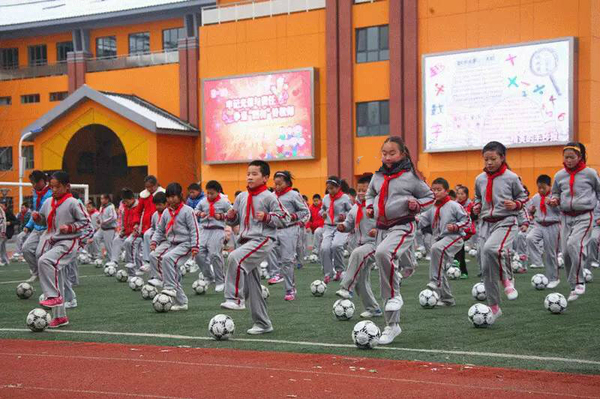 足球教育，成为学校的一张亮丽名片。