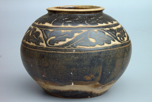金代黑釉剔花缠枝纹罐，山西省怀仁县文管所藏
