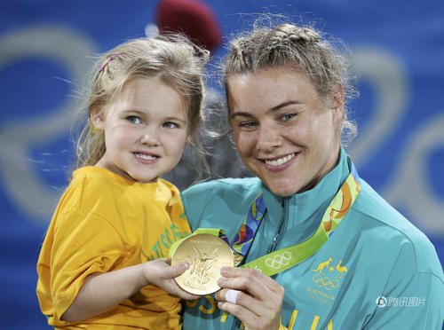 8月8日，里约奥运会女子7人制橄榄球决赛，澳大利亚队以2417击败新西兰队，赢得奥运历史上首枚女子橄榄球金牌。颁奖仪式上，澳大利亚队员妮科尔-贝克与3岁女儿索菲一同分享冠军的喜悦。