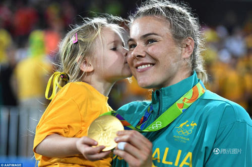 女儿也在妈妈脸上“?！绷艘幌?，场面非常温馨。