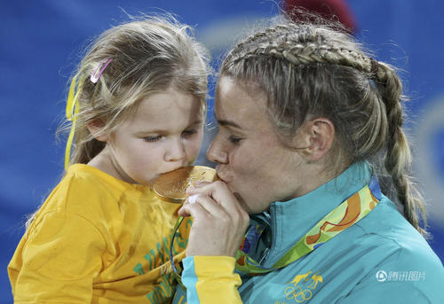 母女俩不约而同地咬了下金牌，是金哒。