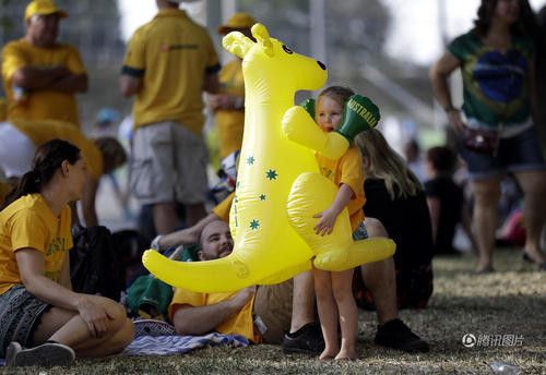 3岁的索菲怀抱澳大利队吉祥物充气袋鼠为妈妈加油。