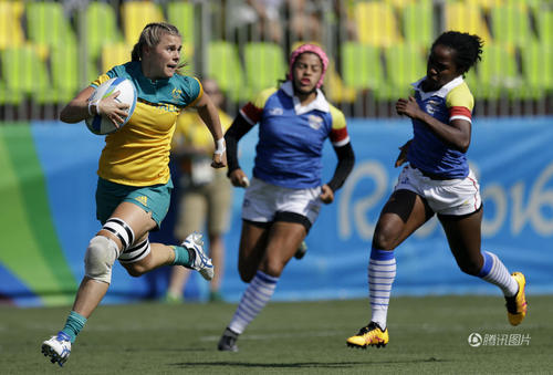 8月6日，澳大利亚队对阵哥伦比亚队，妮科尔-贝克在场上拼抢。