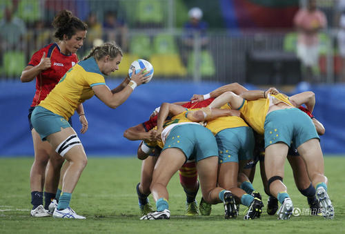 妮科尔-贝克在场上比赛。橄榄球项目上一次出现在奥运赛场还要追溯到1924年的巴黎奥运会，当时的比赛是男子15人制，并且从未设置过女子橄榄球比赛。本届奥运会上女子7人制橄榄球项目共有12支球队参赛，其中没有中国队。