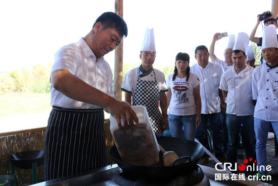 新疆博湖县委书记直播做鱼跳伞助宣传 网友:够拼