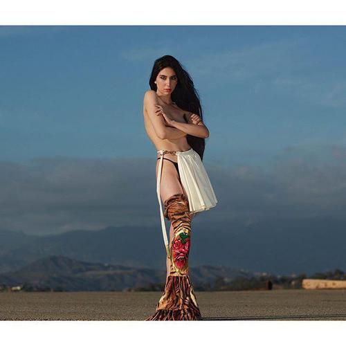 她说：“我继续留长发的原因是想看看它会不会有一天自己停止生长。”