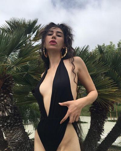 自从五年前与一位造型师发生口角后，这位身形姣好的女孩就拒绝再让美发师为她打理头发。