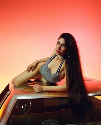 萨拉-贝吉，这位美丽性感的19岁加州姑娘拥有一头乌黑发亮的长发，长度约为1.09米，她身高约为1.68米，头发的长度只比身高少半米。萨拉说自己打算继续留长发。