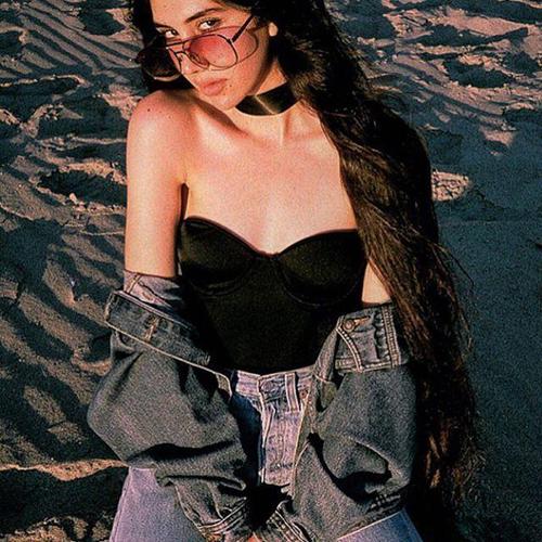 萨拉时常将长发放下来，搭配自己各种各样的时尚T恤和背心，甚至有时不穿上衣直接将长发当作上装。