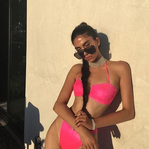 这位长发撩人的美丽少女拥有模特般的身材，Instagram开通不久已拥有8000粉丝。她时?；峤贩⒃晒殴值纳?，烫成大波浪卷或者扎成高高的马尾辫。