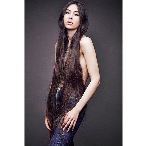 英国《太阳报》报道，美国加州一位19岁女孩留长发5年未剪，垂下来几乎可以当作“衣服”穿。她在社交网络Instagram上拥有很高的人气，账号名为“卡什夫人”，被粉丝们称为现实中的“长发公主”。