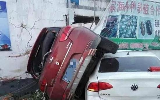 山东两司机斗气飙车10公里 撞死路边老人和一头牛