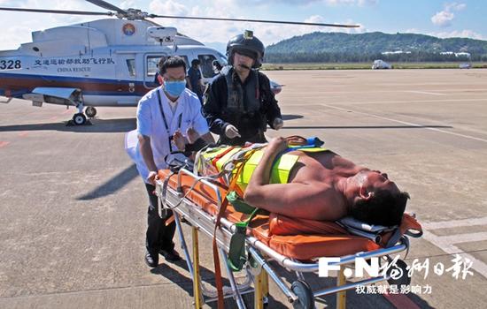 船上腐烂鱼虾产生毒气毒倒渔民　直升机海上施救