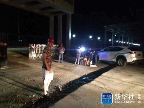 事故地点距离高速路口约7公里左右。记者从高速路路口下来，即有警方在沿途路口把守。在厂区门口，该公司组织近30人在现场阻拦人员进出并且阻挡记者拍照。