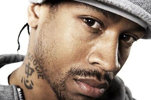 巴西跳水运动员后背纹身竟然是中文的“感恩父母”