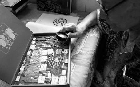 一位历史老师，因教学需要，爱上古钱币收藏。然而25年前，一南方人主动上门求购，商定了价格却没有交易，后被警方“抄家”并处罚1000元。警方出具了暂存单据将数十枚铜镜及七千多枚古钱币收走。老人天天盼着心爱之物能够返回，这一等就是25年。如今老人已88岁，身体不佳，做梦都想再看一眼他毕生的心爱之物。