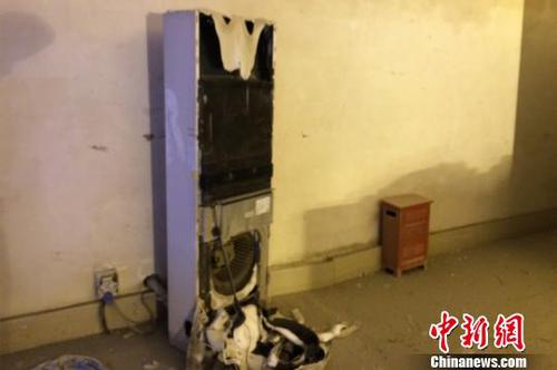 事故现场扭曲变形的空调。　钟欣 摄