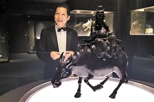 深圳隆盛博物馆开馆之初，馆长蔡振强向媒体讲述馆藏“清乾隆铜老子出关香薰”的故事。（资料图片）