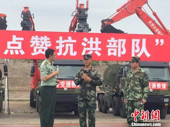 抗洪公益歌曲《又见到你》主创团队走进抗洪部队。　马永平 摄