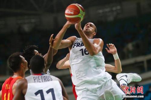资料图：里约奥运会男篮比赛，法国队员GOBERT Rudy(右)在比赛中争抢。 <a target='_blank' href='http://www.chinanews.com/' >中新网</a>记者 盛佳鹏 摄