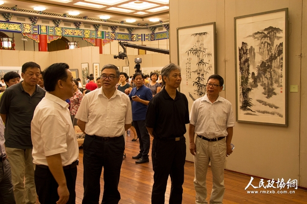 王沛忠陪同嘉宾参观画作