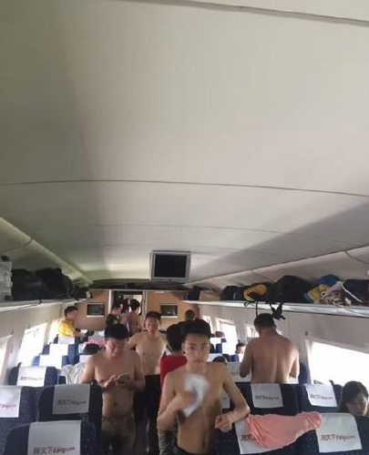 昨天中午，多名网友爆料称，从北京西开往深圳北的G79次高铁，突然停电停车，车厢内闷热不堪！