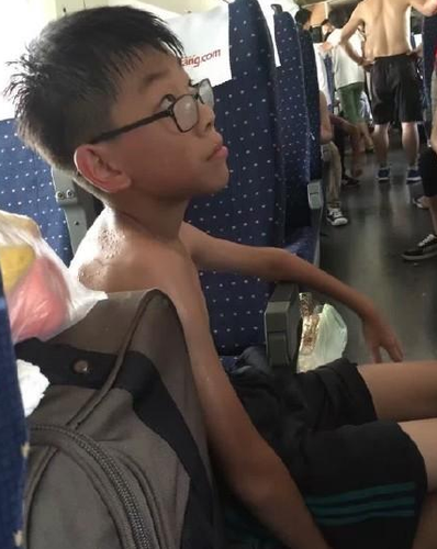 由于高铁停驶，且无法开门开窗，密闭的空间中，人们只能靠脱衣解暑。