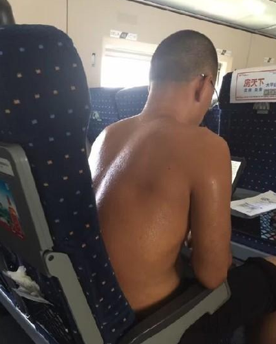 乘客被焖车厢两小时，光着膀子还不停流汗。