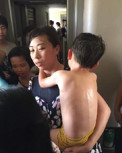 车内停水停电，不能开门，车内将近40度，好几位乘客发生不良反应。