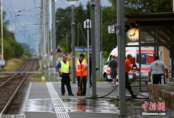 警方称，这起袭击的动机目前尚不清楚。根据目前的信息，该男子倾倒出易燃液体，引起着火。这名男子至少持有一把刀具。包括涉嫌袭击者在内的7名刀伤和烧伤受伤者被送往了医院。