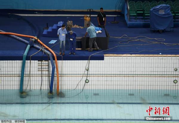 2016年8月14日，巴西里约热内卢，2016里约奥运会，奥运会游泳比赛结束，工作人员抓紧给游泳换水，以迎接接下来开始的花样游泳比赛。1