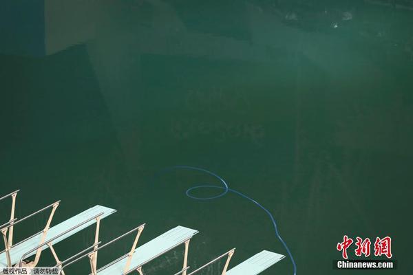 2016年8月14日，巴西里约热内卢，2016里约奥运会，奥运会游泳比赛结束，工作人员抓紧给游泳换水，以迎接接下来开始的花样游泳比赛。3