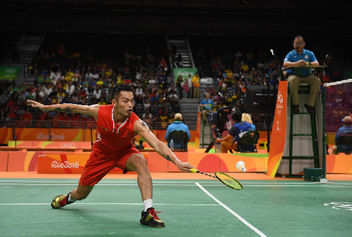 8月14日，中国选手林丹在比赛中。当日，在2016年里约奥运会羽毛球男单小组赛中，中国选手林丹以2比0战胜越南选手阮天明。 新华社记者殷博古摄